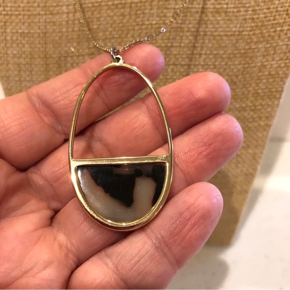 GORGEOUS Loft Necklace long gold tone chain with oval pendant faux tortoise - Picture 8 of 11